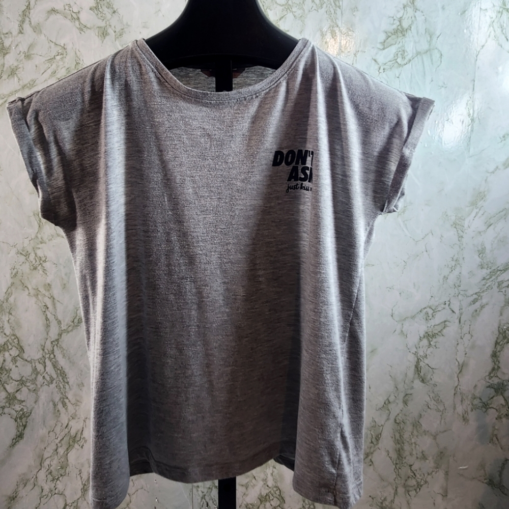 Quest "DON'T ASK just kiss me". Tee